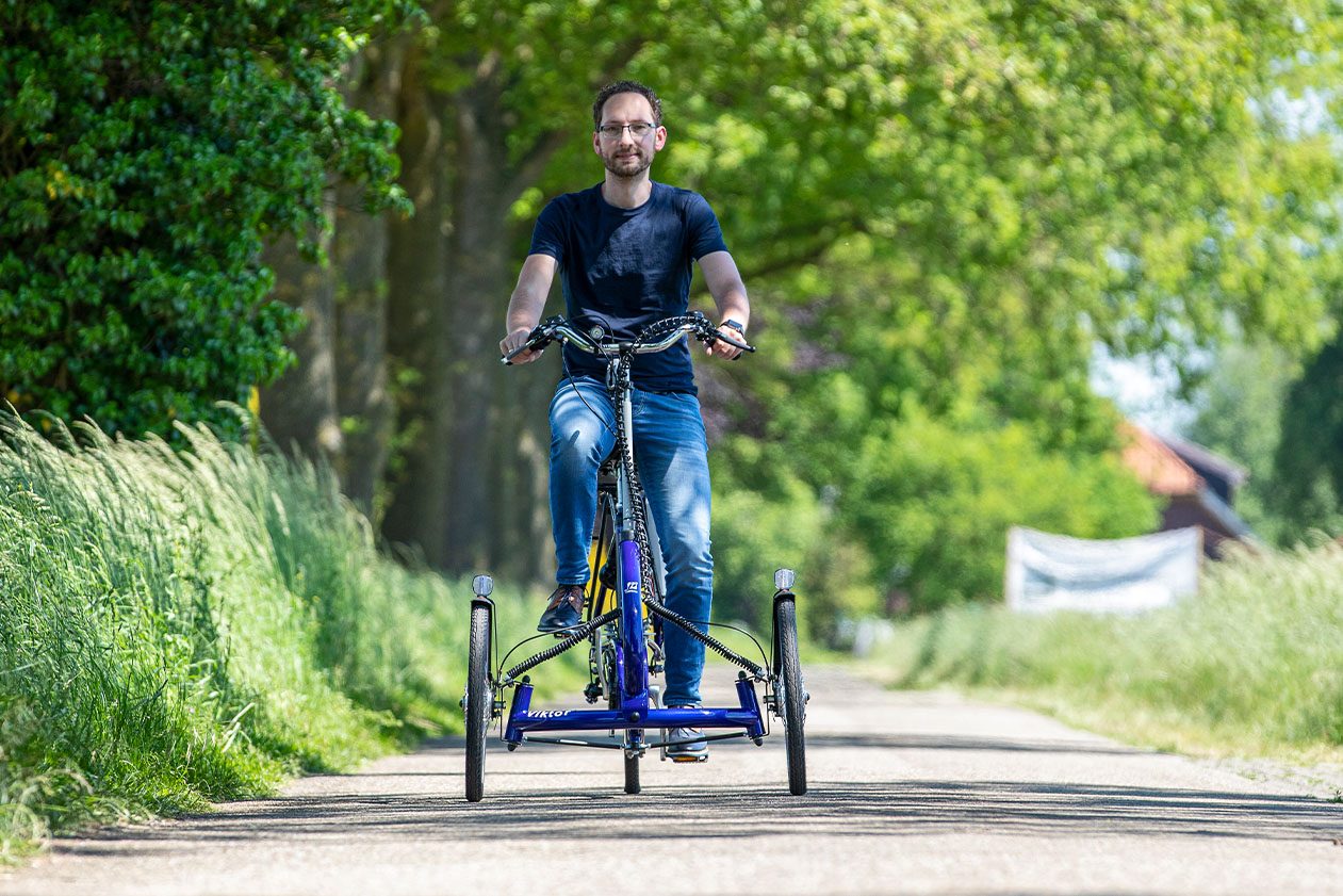 Tricycle with two sale wheels in front