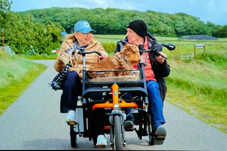 André van Duin und Janny van der Heijden auf Van Raam Fun2Go Parallel Tandem Denkend aan Holland Rundfunksender Max