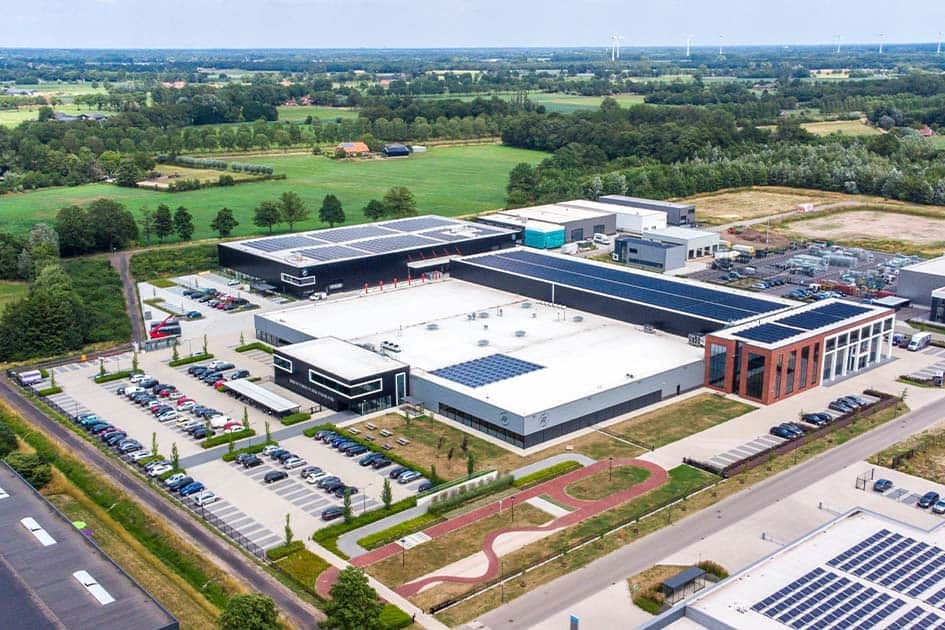 Van Raam Fabrik mit den Sonnenkollektoren auf dem Dach