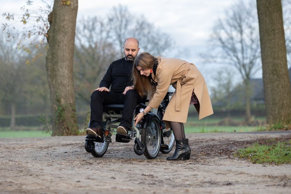 Wegklapbare voetsteunen op Van Raam OPair rolstoelfiets