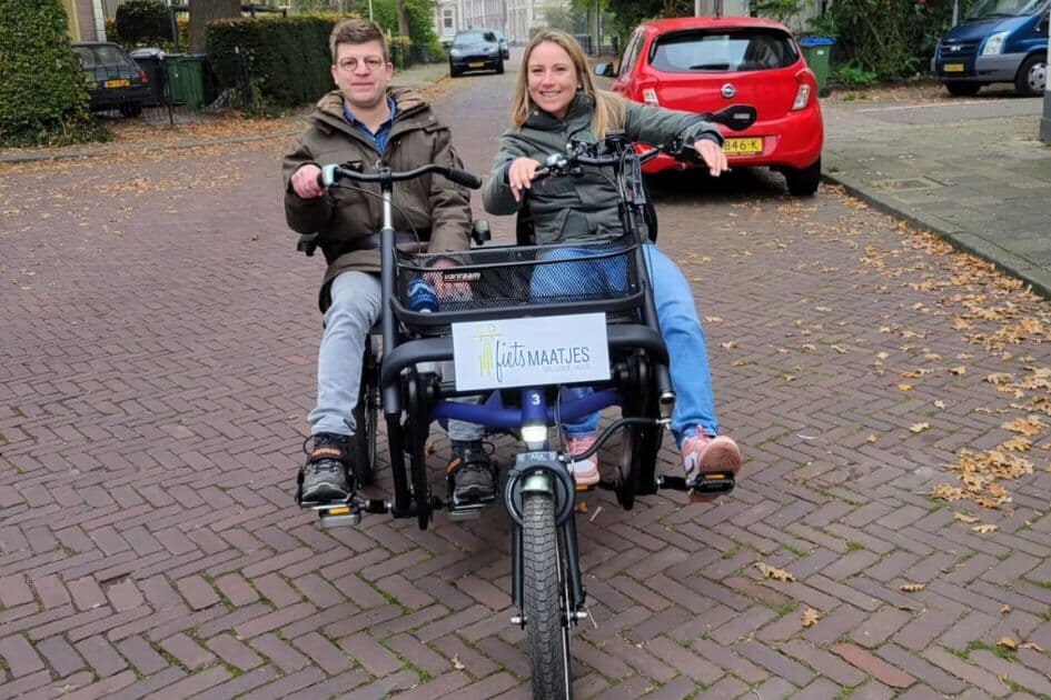 Ehemalige niederländische Radsportlerin Annemiek van Vleuten zusammen mit Fietsmaatjes-Teilnehmer Jos auf dem Fun2Go Van Raam-Parallel-Tandem