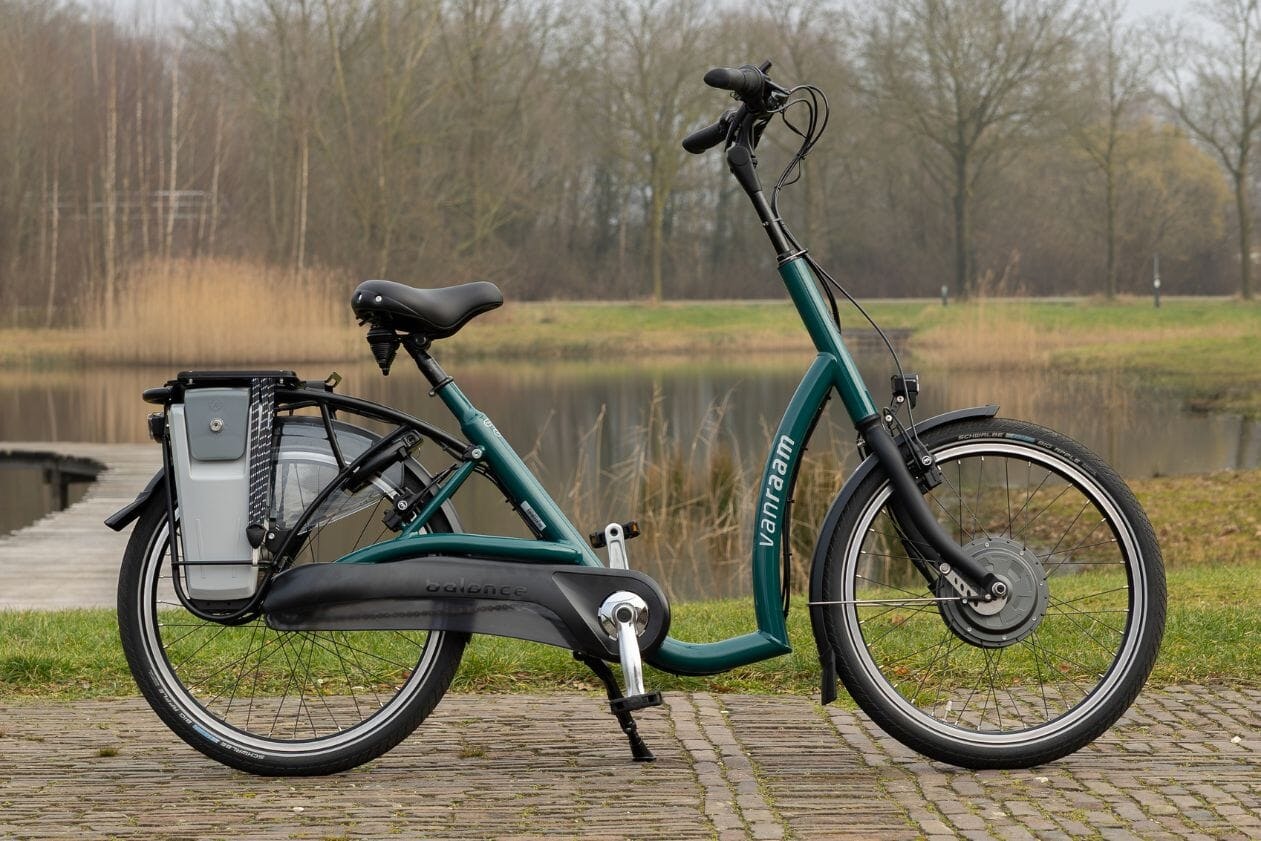 lage instap fiets met 2 voeten aan de grond