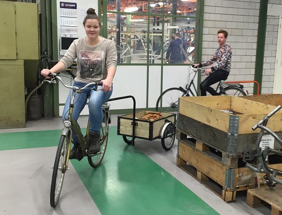 Indirect Willen beet Leerlingen metaaltechniek maken fietskar bij Van Raam | Van Raam